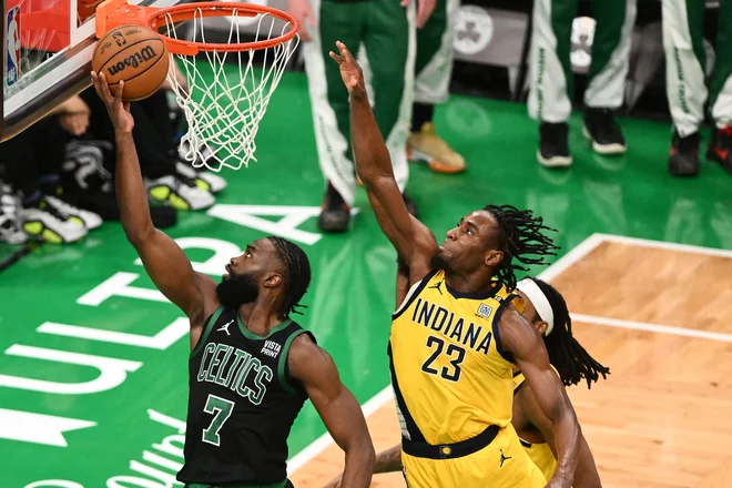 Jaylen Brown (levo) je bil najbolj razpoložen med razigranimi košarkarji Bostona, ki za preboj v veliki finale potrebujejo še dve zmagi. FOTO: Brian Fluharty/Usa Today Sports Via Reuters Con