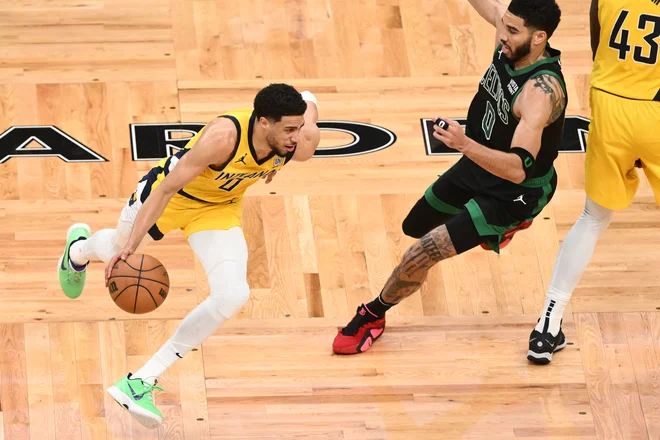 Branilec Indiane in njen motor Tyrese Haliburton je pred koncem tretje četrtine odšepal z igrišča. FOTO: Brian Fluharty/Usa Today Sports Via Reuters Con