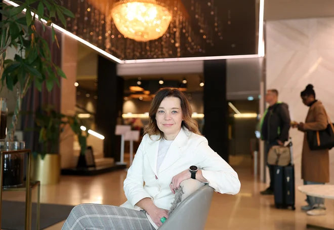 Veleposlanica Slovenije v Veliki Britaniji Simona Leskovar: »Kot diplomatka že desetletja v drobovje spoznavam druge države, vidim, da je marsikaj pri nas bolj urejeno kot drugje, čeprav se to sprva morda ne opazi.« FOTO: Blaž Samec