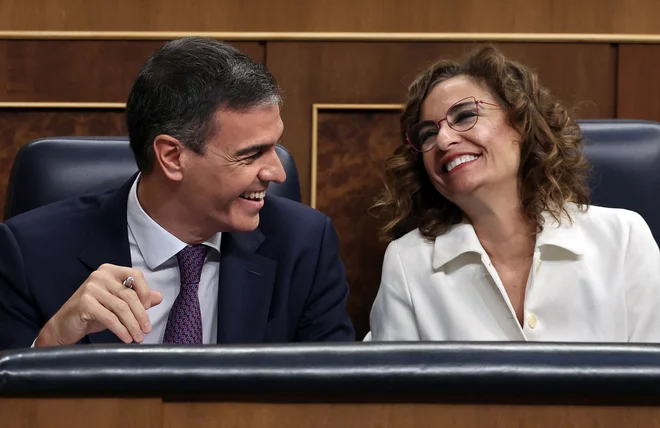 Pedro Sanchez in Maria Jesus Montero FOTO: Thomas Coex/AFP