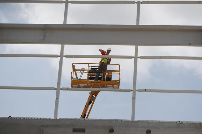 Največjo rast zaposelnosti delodajalci pričakujejo v gradbeništvu. FOTO: Leon Vidic/Delo