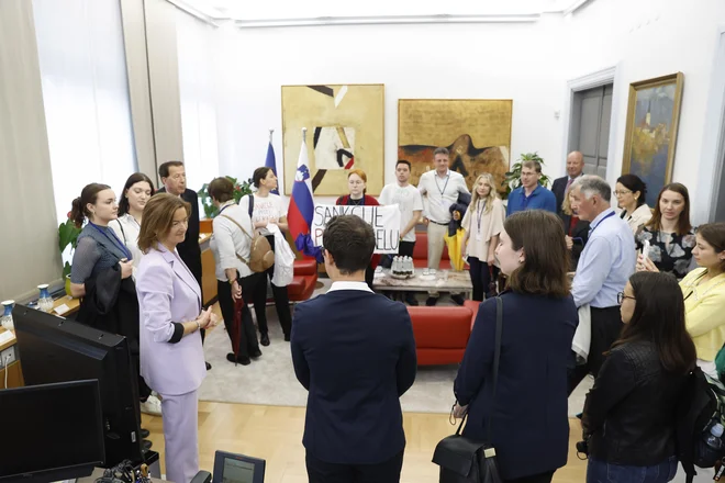Najožje vodstvo ministrstva za zunanje zadeve, ki ga vodi Tanja Fajon, se seli na želene veleposlaniške položaje. FOTO: Leon Vidic/Delo