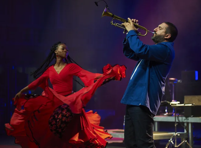 Ibrahim Maalouf je z zasedbo uprizoril zelo komunikativen in plesen nastop. FOTO: Primož Zrnec/Delo