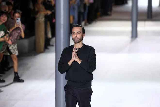 Nicolas Ghesquiere si je za predstavitev svoje nove tako imenovane resort kolekcije pa si je izbral dvorano v znamenitem barcelonskem parku Güell. FOTO: Stephanie Lecocq/Reuters