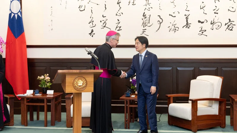Sveti sedež je na inavguracijo tajvanskega predsednika poslal svojega odposlanca, apostolskega nuncija s Filipinov Charlesa Johna Browna. FOTO: Taiwan Presidential Office Via Reuters