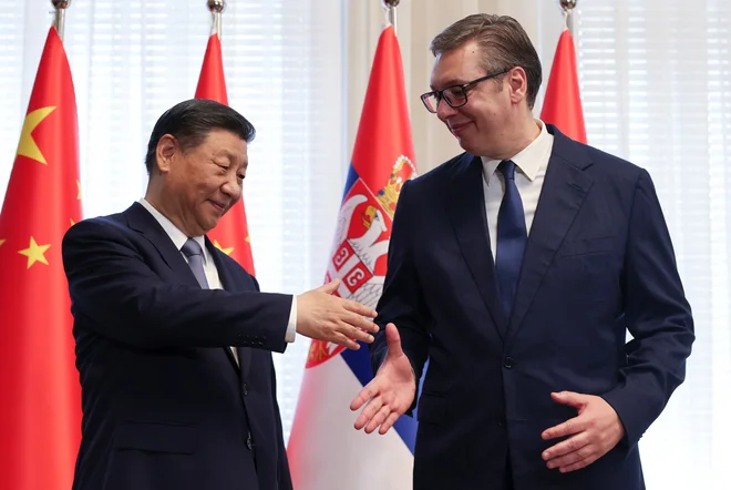 Kitajski predsednik Xi Jinping in srbski predsednik Aleksandar Vučić med srečanjem, ki je v Srbiji prekinilo TV prenos izbora za Pesem Evrovizije. FOTO: Marko Djurica/Reuters