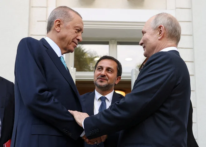 Turški predsednik Recep Tayyip Erdoğan in ruski voditelj Vladimir Putin med srečanjem v Sočiju septembra lani FOTO: Reuters/Sputnik/Sergei Karpukhin