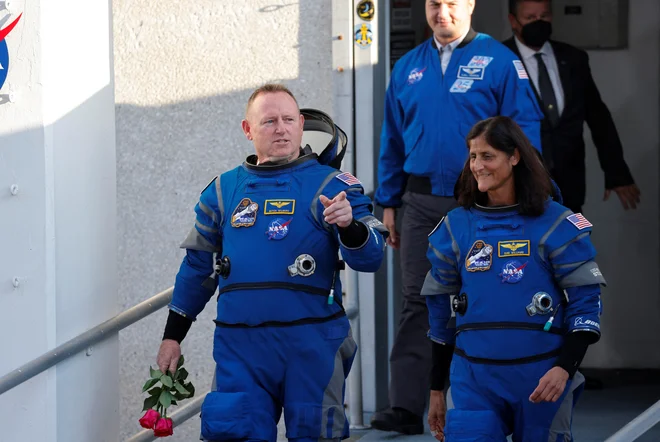 Butch Wilmore in Suni Williams sta bila v začetku maja že na krovu plovila. FOTO: Joe Skipper Reuters