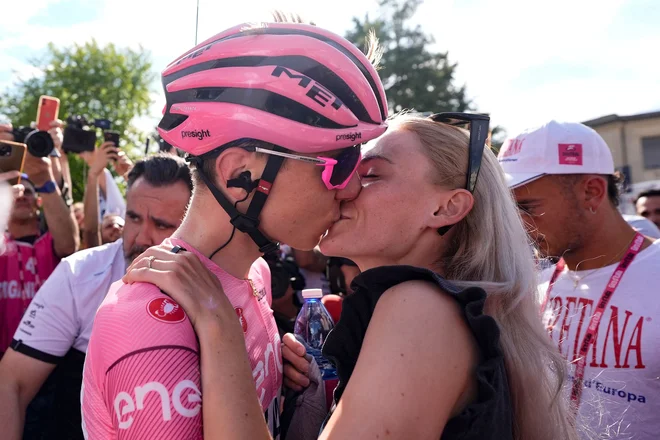 Tadeju Pogačarju je čestitala tudi zaročenka Urška Žigart. FOTO: Fabio Ferrari/AFP