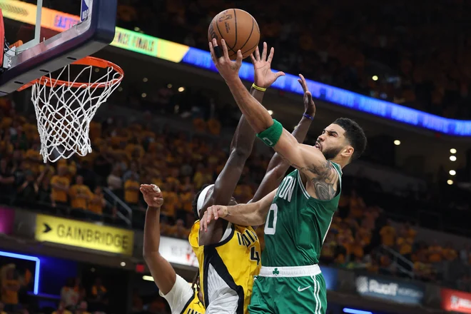 Jayson Tatum je bil neustavljiv, nič mu ni mogel niti Pascal Siakam. FOTO: Trevor Ruszkowski/Reuters