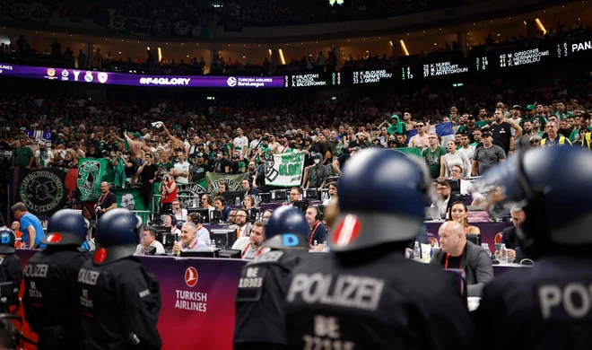 Policija je lažje nadzorovala polfinalni dvoboj Panathinaikosa s turškim Fenerbahčejem kot atenski derbi zunaj dvorane. FOTO: Odd Andersen/AFP