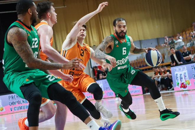 Justin Patrell Cobbs je k zmagi zmajev prispeval 10 točk. FOTO: Matej Družnik/Delo