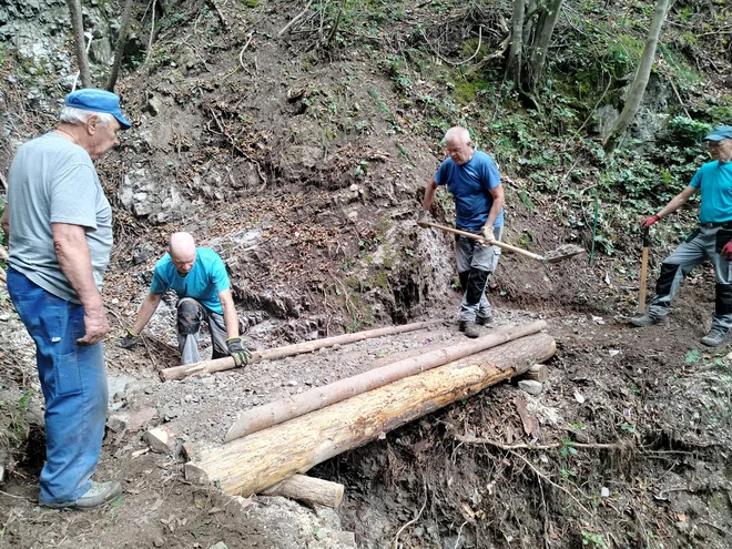 Zelo aktiven je markacijski odsek pri PD Idrija. FOTO: arhiv PD Idrija