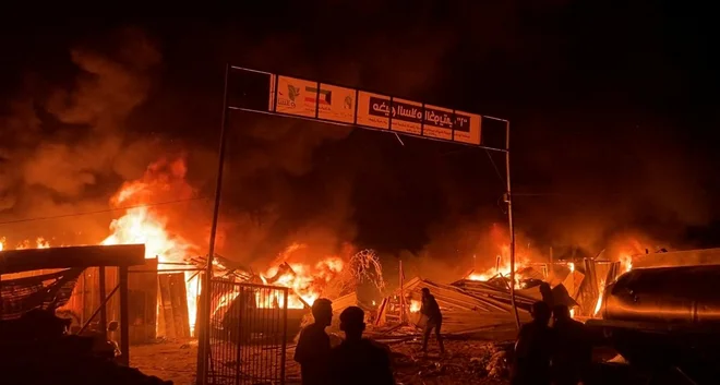 V napadu na begunsko taborišče v Rafi, ki naj bi veljalo za varno, je bilo ubitih najmanj 35 ljudi. FOTO: Reuters