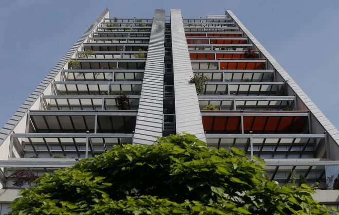 V Ljubljani ponudniki, ki imajo več kot šest nepremičnin, predstavljajo kar 36 odstotkov trga za kratkoročni najem na Airbnb. FOTO: Blaž Samec/Delo