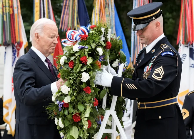 Predsednik Joe Biden je ob dnevu spomina na pokopališču Arlington v Washington položil venec na grob neznanega vojaka.

Foto Ken Cedeno/Reuters