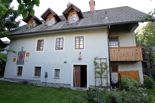 Vurnikova rojstna hiša je nedaleč od starega mestnega jedra in je znana kot domačija Pr' Žgajnarju. Že leta 1843 jo je kupil prapraded zdajšnje lastnice Janez Vurnik starejši. FOTO: Ljubo Vukelič