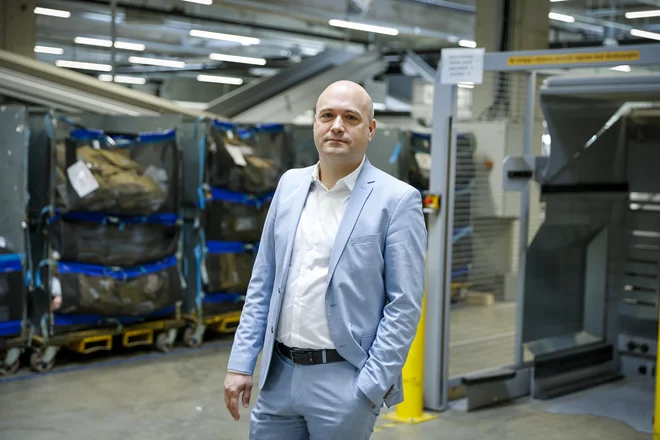 »Ljudje nas po stopnji zaupanja prištevajo k medicinskemu osebju in gasilcem,« pravi Peter Milinović. FOTO: Jože Suhadolnik/Delo