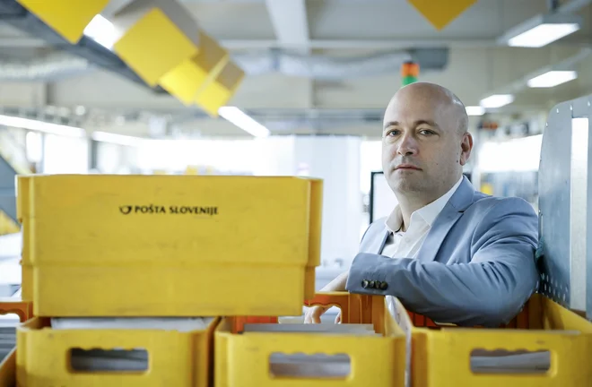 Pošta Slovenije si prizadeva, da veliko pošiljk, ki jih dnevno obdelajo v poštno-logističnem centru, hitro dostavijo po vsej Sloveniji. FOTO: Jože Suhadolnik/Delo