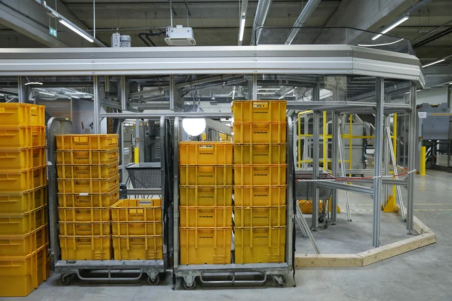Pošta Slovenija ima dva poštno-logistična centra – v Ljubljani in Mariboru, kjer s sodobno tehnologijo skrbijo za hitro dostavo. FOTO: Jože Suhadolnik/Delo