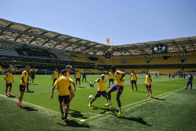 Takole so preizkusili čudoviti štadion AEK nogometaši Fiorentine. FOTO: Aris Messinis/AFP
