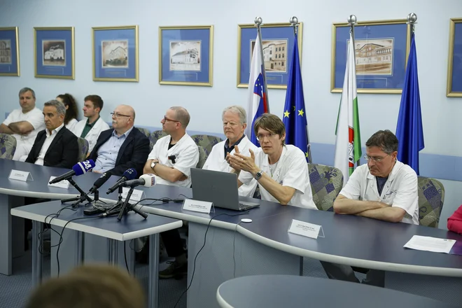 Slovenski strokovnjaki so znova dokazali, da se da v znanosti prodreti na svetovnem nivoju, če je ideja dobra in dobro izpeljana. Z leve proti desni sedijo: mag. Jurij Avramovič Gregorič, dr. med., vodja kardiološke dejavnosti, Splošna bolnišnica Izola, prim. Rafael Skale, dr. med., Kardiološki oddelek, Splošna bolnišnica Celje, dr. Matevž Jan, dr. med., Kirurško in nekirurško zdravljenje srčnega ritma, Klinični oddelek za kirurgijo srca in ožilja, Kirurška klinika UKCL, prof. dr. Matjaž Šinkovec, dr. med., Laboratorij za elektrofiziološke posege, Klinični oddelek za kardiologijo, Interna klinika UKCL, doc. dr. David Žižek, dr. med., Laboratorij za srčno spodbujanje in resinhronizacijo, Klinični oddelek za kardiologijo, Interna klinika, UKCL, prof. dr. Bojan Vrtovec, dr. med., predstojnik Kliničnega oddelka za kardiologijo, Interna klinika UKCL.

 

Foto Jože Suhadolnik/Delo