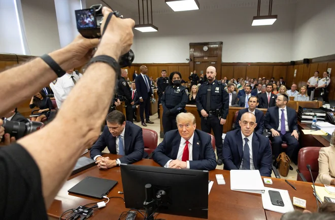 Trumpovi odvetniki so poskušali prepričati poroto, da ni vedel, kaj je leta 2017 podpisal, ko je Cohenu po obrokih vračal denar.

Foto Justin Lane/Reuters