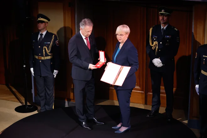Predsednica Nataša Pirc Musar izroča red za izredne zasluge ravnatelju Nuka Viljemu Lebanu. FOTO: Leon Vidic