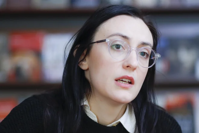 Giulia Caminito: Rim obstaja samo na papirju. Da bi šel nekaj pojest v center: se ti blede? Neužitno, turistično posiljena kakovost pač, drago in hladno, za dobiček zasedeno območje, nobene domačnosti, prijazne besede, pripadnosti, tekoči trak.

FOTO: Jože Suhadolnik