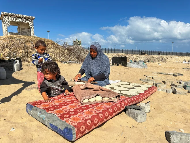 Palestinka med pripravljanjem hrane v Rafi. FOTO: Doaa Rouqa/Reuters