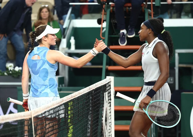 Tamara Zidanšek je sloviti tekmici športno priznala premoč. FOTO: Yves Herman/Reuters