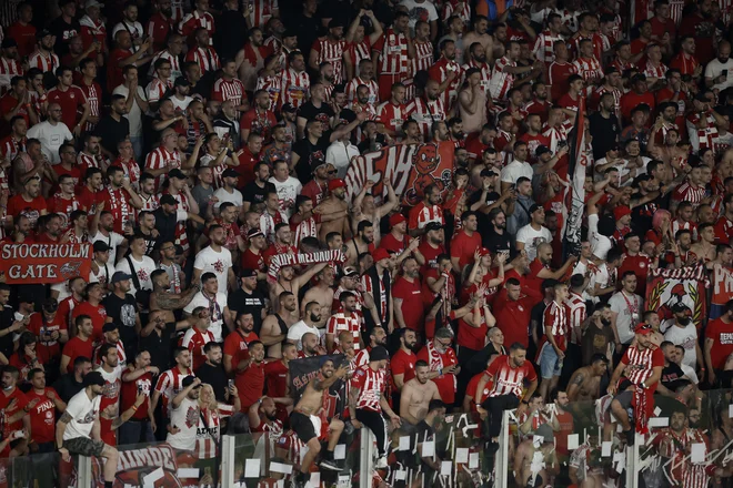 Slavje v Atenah se je začelo na tribunah, nadaljevalo se je do jutranjih ur. Foto Louisa Gouliamaki/Reuters