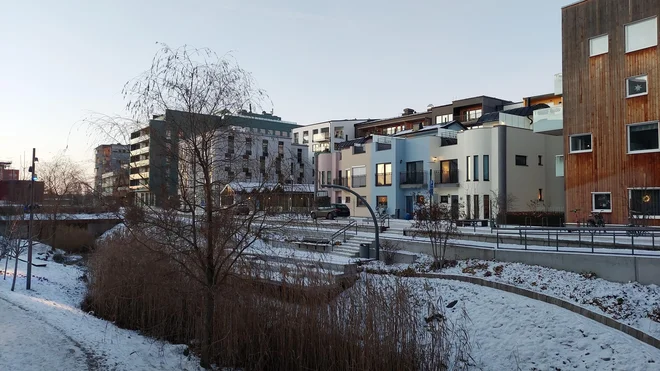 Naselje Vallastaden sestavlja tisoč stanovanjskih enot, od blokov, vrstnih in samostojnih hiš, lesene in betonske gradnje, v prostor so umeščeni letni vrtovi, igrala, rekreativne ter sprostitvene površine. FOTO: Milka Bizovičar/Delo