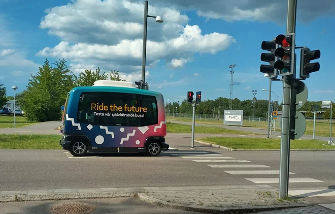 V Vallastadnu že dlje časa testirajo uporabo avtonomnega minibusa. FOTO: Milka Bizovičar/Delo