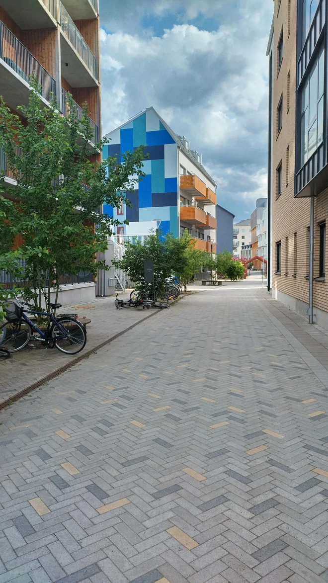 Stanovalci Vallastadna imajo okrog hiš in stanovanj veliko prostora za kolesa, avtomobile je v naselju mogoče srečati zelo redko. FOTO: Milka Bizovičar/Delo