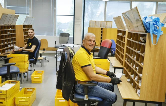 Na fotografiji je prikaz ročnega usmerjanja pisemskih pošiljk.. FOTO: Jože Suhadolnik/Delo