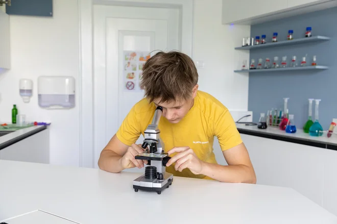 Laboratorij ima vse tiste pripomočke, ki so otrokom zelo všeč, a se jih velikokrat ne smejo dotikati. FOTO: Voranc Vogel/Delo