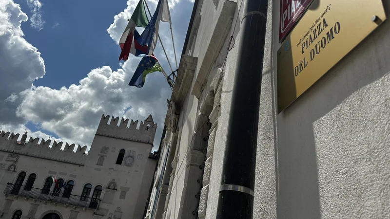 Označitev koprskih ulic in trgov z nekdanjimi imeni – na posebnih tablah, poleg uradnih – je po mnenju inšpektorata za kulturo in medije neustrezna. FOTO: Nataša Čepar/Delo