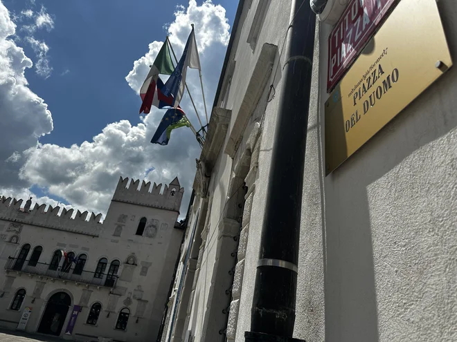 Označitev koprskih ulic in trgov z nekdanjimi imeni – na posebnih tablah, poleg uradnih – je po mnenju inšpektorata za kulturo in medije neustrezna. FOTO: Nataša Čepar/Delo