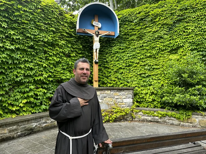 »Ko sem prejel dopis s prošnjo za namestitev napisa Riva Sant'Anna, sem se hotel najprej prepričati, ali je to poimenovanje sploh skladno s slovensko zakonodajo, saj sem imel o tem pomisleke,« je povedal frančiškanski pater Bogdan Rus. FOTO: Nataša Čepar/Delo