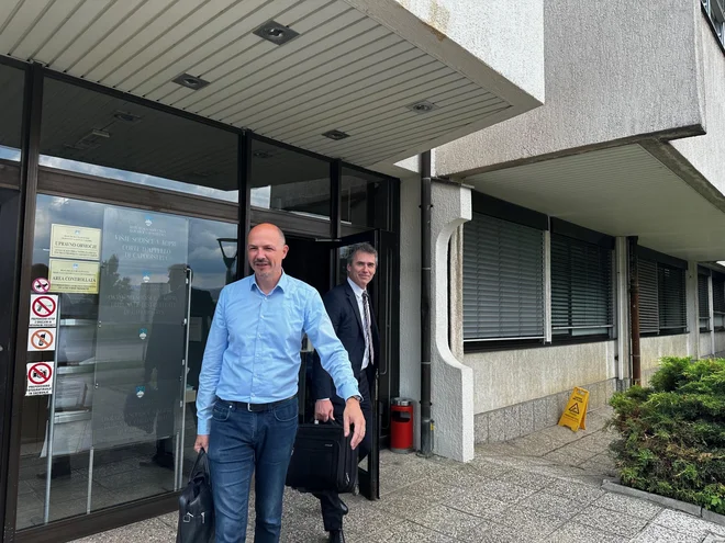 V ospredju odvetnik Blaž Kovačič Mlinar, predstavnik obrambe, v ozadju pa eden od obtožencev,  poslovnež Sergej Racman. FOTO: Nataša Čepar/Delo