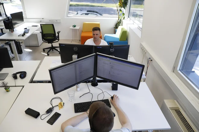 Pravi izziv za digitalizacijo poslovanja je, da se zaposleni naučijo učinkovite uporabe novih orodij. FOTO: Leon Vidic/Delo