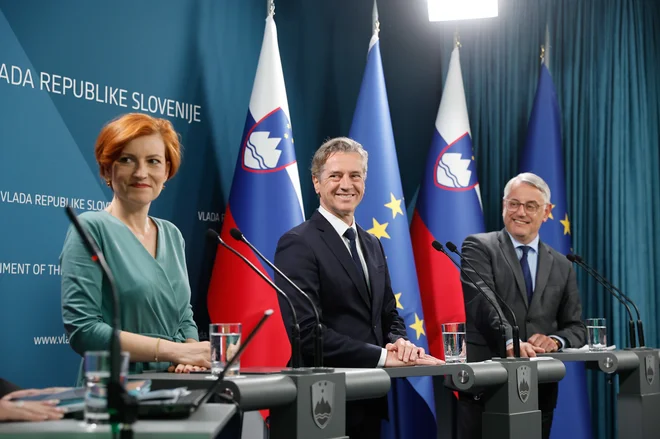 Delo vlade ob polovici mandata so predstavili koalicijski partnerji, koordinatorica Levice Asta Vrečko, predsednik Gibanja Svoboda Robert Golob in predsednik SD Matjaž Han. FOTO: Leon Vidic