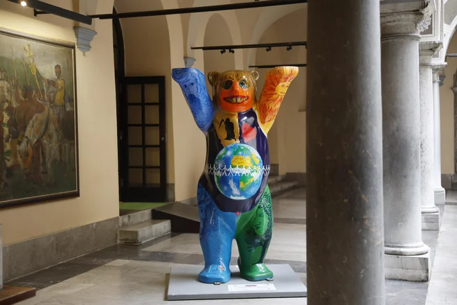 Na dražbo bo šel tudi prvi slovenski medved, ki ga je ustvaril v Berlinu živeči Ptujčan Marjan Kekec Ogradni in je trenutno na ogled v atriju ljubljanske mestne hiše. FOTO: Leon Vidic/ Delo