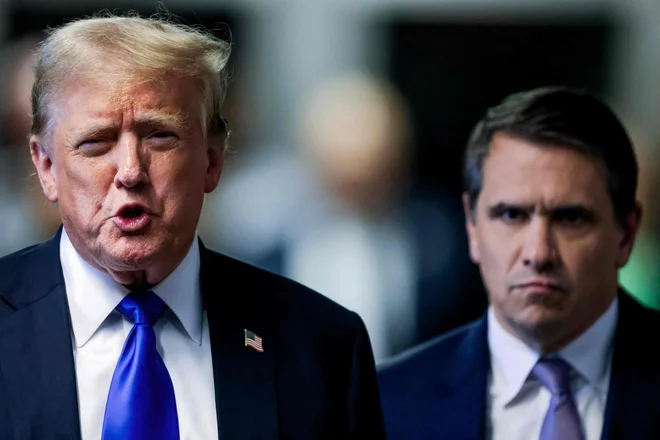 Donald Trump je po izreku obsodbe novinarjem pred sodno stavbo dejal, da je šlo za montiran proces pod vodstvom korumpiranega sodnika in administracije Joeja Bidna. FOTO: Justin Lane/AFP