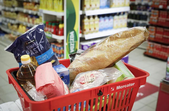 Letna inflacija se postopoma umirja in je maja znašala manj kot tretjino tiste iz istega meseca lani, so izračunali na Sursu. FOTO: Jože Suhadolnik/Delo