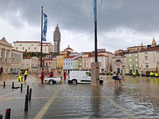 Piran je bil danes zjutraj poplavljen, morje obarvano rjavo. FOTO: Skupnost Guiseppe Tartini