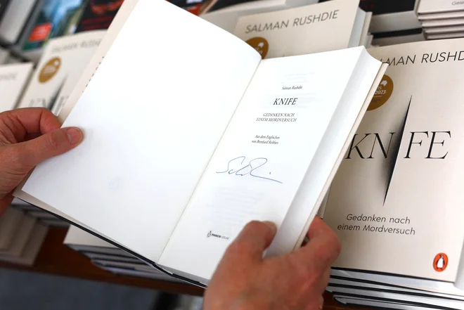 Mislim, da je ustvarjanje umetnosti sanjanje v budnem stanju, v knjigi Nož (Umco) piše Rushdie. Nikoli ni verjel v čudeže, čeprav v njegovih knjigah čudeži obstajajo. FOTO:  Fabrizio Bensch/ Reuters