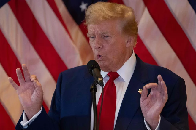 Borim se za našo državo, borim se za ustavo, je Donald Trump po obsodbi prepričeval volivce.               Foto David Dee Delgado/AFP
