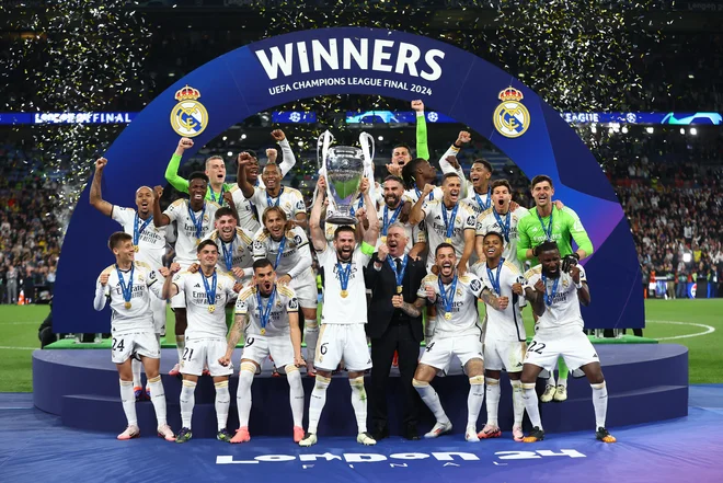 Realov kapetan Nacho je dvignil v zrak znameniti pokal za zmago v ligi prvakov. FOTO: Carl Recine/Reuters